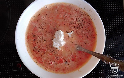 Дайте супу немного остыть и подавайте порциями в посуде для бульона.