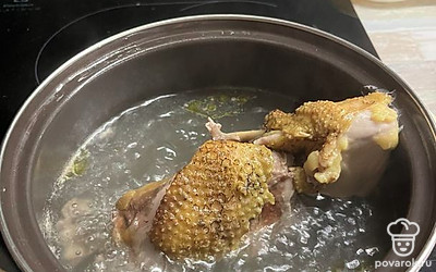 Курицу отвариваем до готовности. Достаём из бульона и отделяемся от кости. Отправляем куриное мясо обратно в кастрюлю. 