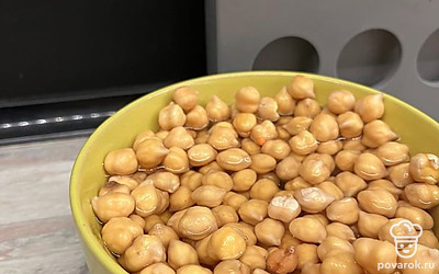 Нут, прежде чем отправиться в кипящий бульон, должен быть замочен в воде не менее 4 часов. 