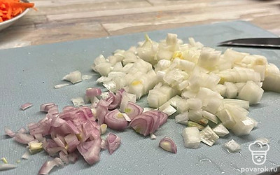 Картошку нарезаем кубиками и также отправляем в бульон. Морковку натираем на средней тёрке, а лук мелко нарезаем. 