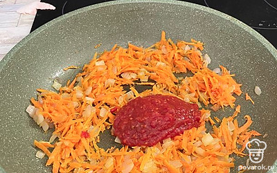 Все обжариваем на растительном масле с добавлением томатной пасты. Зажарку оправляем в кастрюлю. 