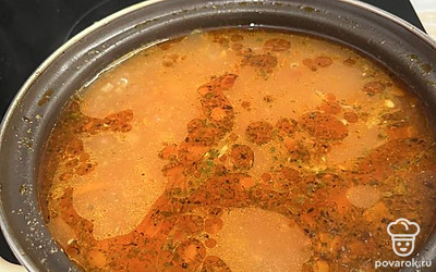 Солим, перчим по вкусу. Нут варим около часа .