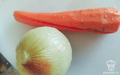 Почистить овощи, налить воду в кастрюлю.