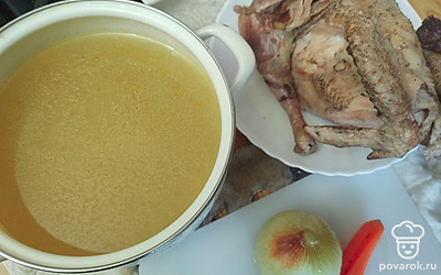 После варки чуть остудить, вытащить морковь, лук, лавровый лист, самого петуха. Бульон процедить и посолить.