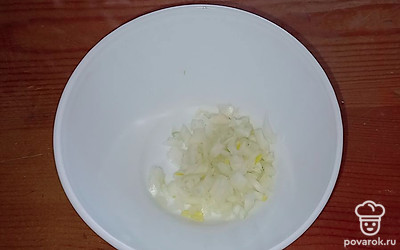 Мелко нарежьте лук.