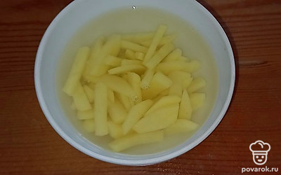 Мелко нарежьте картошку.