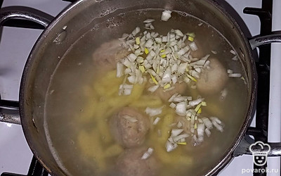 Из фарша сделайте шарики. В бульон положите картошку, лук , соль и шарики из фарша.