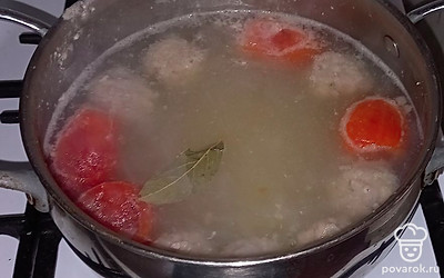 Через пару минут положите вермишель, помидоры и лаврушку.