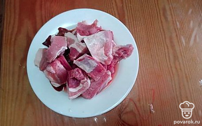 Нарежьте мясо и посолите.