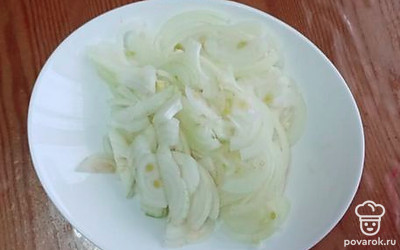 Нарежьте лук.