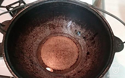 Раскалите масло до кипения.