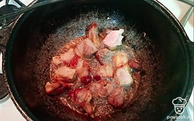 Положите мясо и жарьте 20 минут на сильном огне без крышки до золотистого цвета, а потом ещё 10 минут тушите под крышкой.