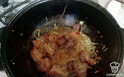Добавьте лук и жарьте без крышки 10 минут.