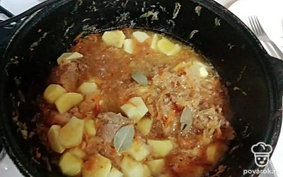 Добавьте капусту, картошку, бульон и лаврушку.