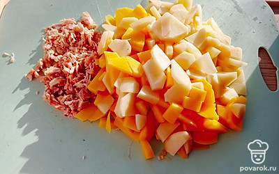 Заранее отварите мясной бульон с куриной грудкой. Нарежьте картофель и вареное мясо и отправьте в кипящий мясной бульон. Варите 10-15 минут.