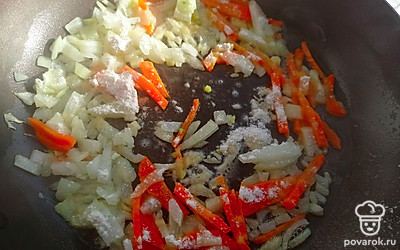 На разогретой сковороде с небольшим количеством растительного масла обжарьте лук и морковь до золотистого цвета. Добавьте муку, обжарьте ещё одну минуту и отправьте в кастрюлю.