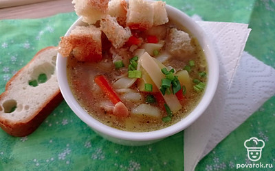 Подавать лапшичный суп с зажаркой нужно горячим, с гренками из белого или ржаного хлеба. Не лишним будет добавление зелени. Приятного аппетита! 
