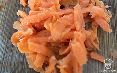 Морковь моем. Натираем на тёрке.