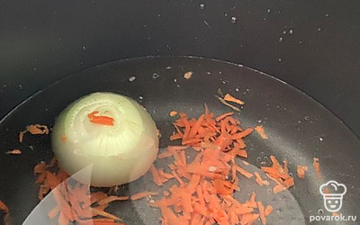 Наливаем в кастрюлю холодную воду. Кладём очищенную луковицу и морковь. Солим.