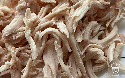 Достаём индейку, разбираем на волокна. Возвращаем в суп.