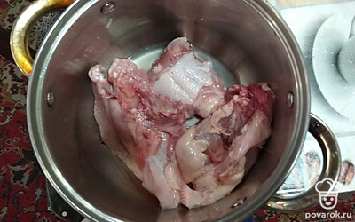 Помоем куриные спинки.