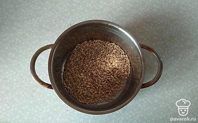 Перловку сварим отдельно. Насыпем в кастрюлю.