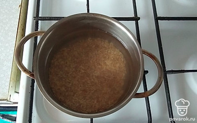 Хорошо промываем. Наливаем воду и ставим на огонь. Варим примерно наравне с курицей.