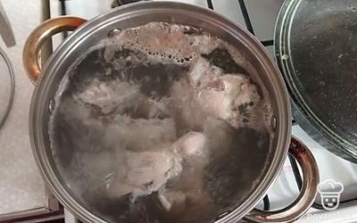 С мяса снимаем пену.