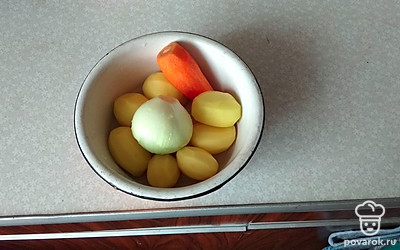 Почистим и помоем овощи.