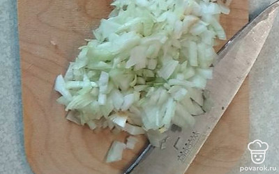 Лук нарежем мелким кубиком.