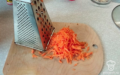 Морковь натрём на крупной тёрке.