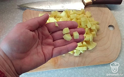 Картофель нарежем мелким кубиком.