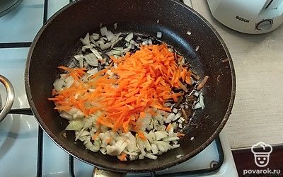 Лук с морковью отправляем на сковороду с разогретым маслом. Обжарим.