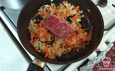 Добавим протёртые томаты.