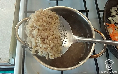 Отправляем в бульон перловку.