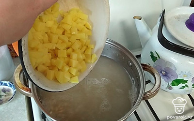 Следом кубики картофеля.
