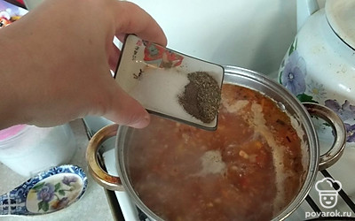 Высыпаем специи в суп.