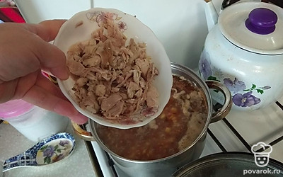 Туда же отправляем мясо. Варим ещё 5 минут.