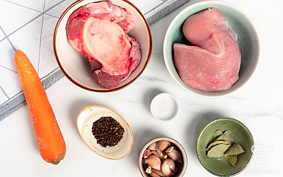 Помойте филе индейки и говяжью голень. Голень разрубите на большие куски. Филе индейки разрежьте на 6 кусков. Лук, чеснок и морковь почистите, помойте. Чеснок выдавите через пресс. Листья салата помойте и обсушите.