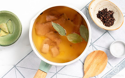 Сварите индейку. Выложите в бульон филе индейки. Добавьте лавровый лист и перец горошком. Готовьте на слабом огне в течение 2 часов. Затем добавьте чеснок и соль. Достаньте мясо, дайте бульону постоять 10 минут и процедите его.