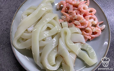 Варим рис. Подогреваем бульон. Режем грибы мелко, кальмары кольцами. Креветки нужно очистить. 