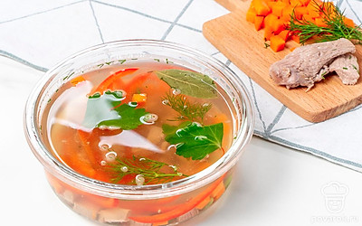 Завершите приготовление холодца. Все мясо разделите на кусочки. Возьмите форму подходящего размера и положите в нее мясо. Залейте бульоном. Остывший холодец поставьте в холодильник минимум на 3 часа.