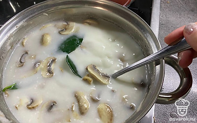 Через минуту можно добавлять кокосовое молоко и нарезанные грибы. Варим 5 минут.