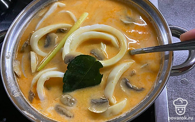 Через 5 минут добавляем Том Ям пасту, морепродукты и помидоры черри. Когда закипит, выключаем. 