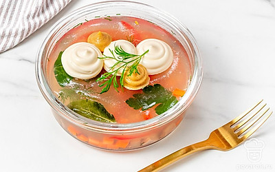 Подайте холодец порционно на небольших тарелках. Чтобы произвести впечатление, выложите его на листья салата.