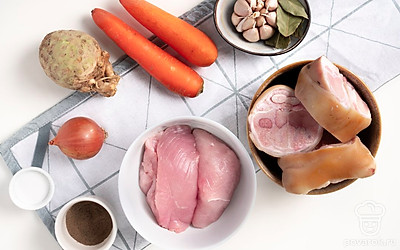 Вымойте филе индейки и говяжьи ноги, обсушите их и очистите от пленок и жира. Лук и чеснок очистите от шелухи. Морковь и корень петрушки очистите от кожуры. Промойте овощи, высушите их полотенцем. Подготовьте кастрюлю.