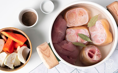 Сделайте бульон. Филе индейки и говяжьи ноги положите в кастрюлю и залейте водой. Поместите кастрюлю на плиту, дождитесь кипения и варите 2 минуты. Потом вылейте воду и сполосните кастрюлю. Снова положите в нее мясо, морковь, лук, корни петрушки, перец, лавровые листья, чеснок и соль. Доведите бульон до кипения и варите его 5 часов на медленном огне.