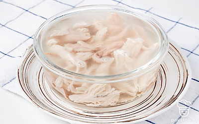 Приготовьте холодец. Готовое мясо переложите в блюдо, остудите, отделите от костей, порежьте. Филе индейки разделите на волокна. Бульон процедите в другую кастрюлю. Разложите мясо в глубокие тарелки и залейте его бульоном. Накройте тарелки крышками и уберите их в холодильник на 8 часов.