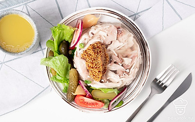 Готовый холодец из филе индейки с говяжьими ногами разложите по тарелкам и подавайте вместе с хреном.