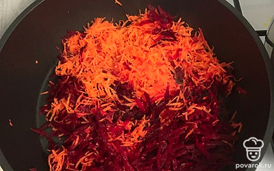 Натираем свеклу и морковь, обжариваем на сковороде.